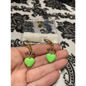 Melania Clara gold heart with crown earrings - neon green